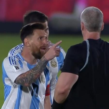 Messi apontando o dedo para o árbitro Anderson Daronco na derrota da Argentina para o Paraguai, pelas Eliminatórias