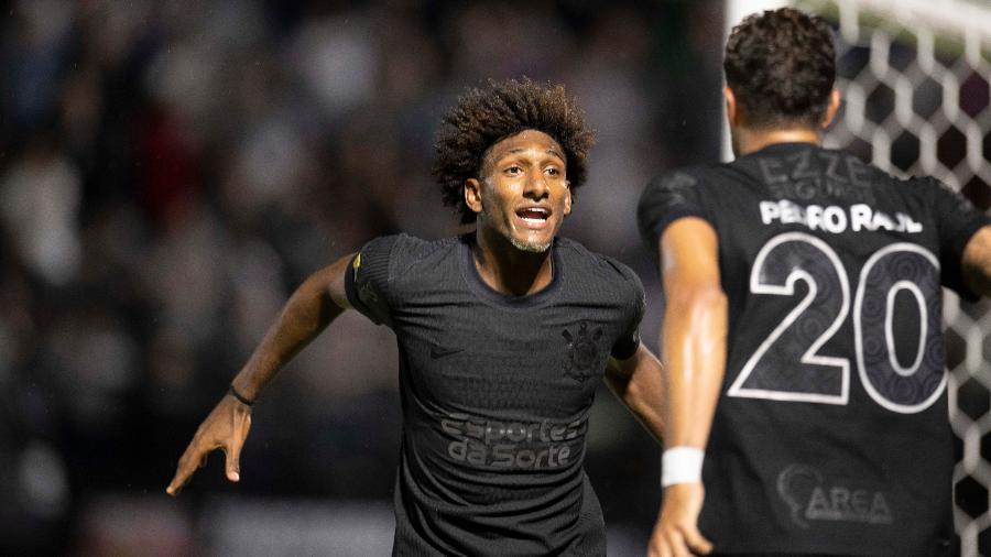 Talles Magno e Pedro Raul comemoram gol marcado pelo Corinthians - ANDERSON LIRA/ESTADÃO CONTEÚDO