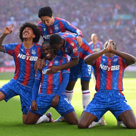Jogadores do Crystal Palace comemoram gol na final da Copa da Inglaterra