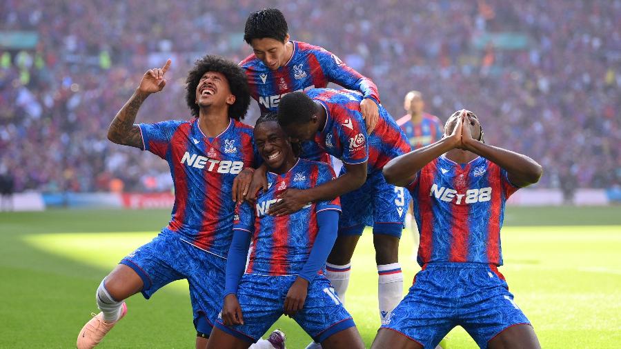 Time do Crystal Palace festejam gol de Eze sobre o Manchester City na final da Copa da Inglaterra Time do Crystal Palace festejam gol de Eze sobre o Manchester City na final da Copa da Inglaterra