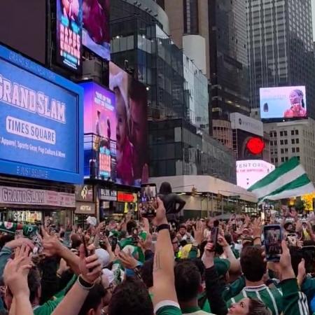 Torcida do Palmeiras faz festa na Times Square durante dia de protestos nos EUA - Danilo Lavieri/UOL