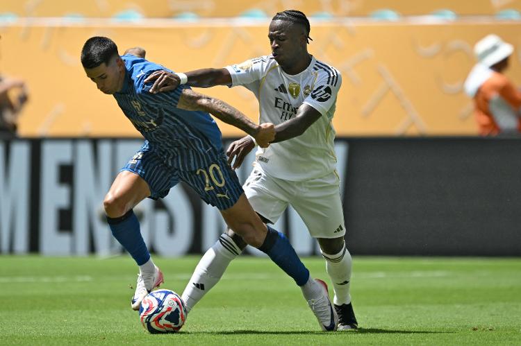 Vinícius Júnior e João Cancelo em ação durante jogo entre Real Madrid e Al-Hilal no Mundial Vinícius Júnior e João Cancelo em ação durante jogo entre Real Madrid e Al-Hilal no Mundial