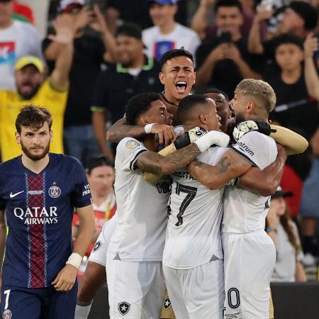 Jogadores do Botafogo comemoram vitória sobre o PSG, no Mundial - Daniel Cole/Reuters