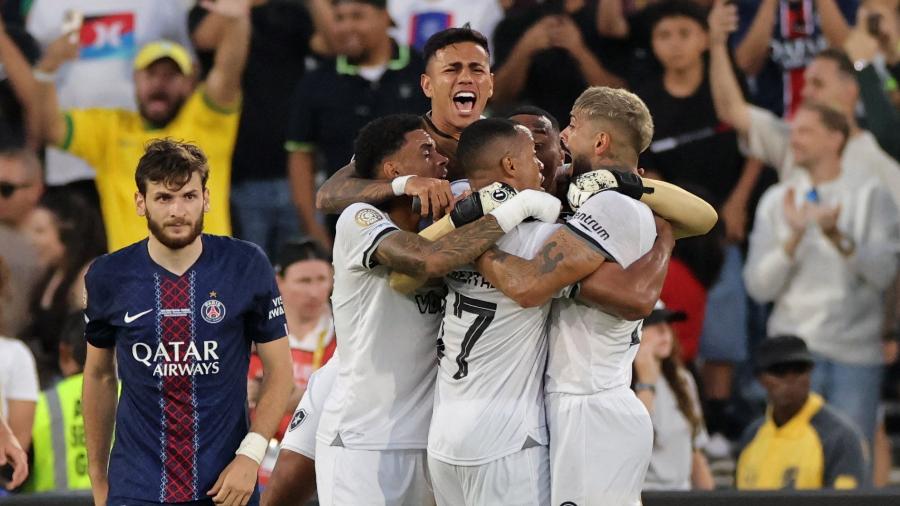 Jogadores do Botafogo comemoram vitória sobre o PSG, no Mundial de Clubes da Fifa Jogadores do Botafogo comemoram vitória sobre o PSG, no Mundial de Clubes da Fifa