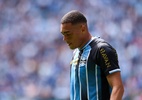 Sem acerto salarial, Grêmio trava conversa para renovar com Carlos Vinícius