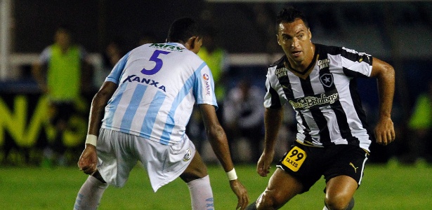 Daniel Carvalho conduz a bola em derrota do Botafogo para o Macaé, pela Série B - Vitor Silva/SSPress