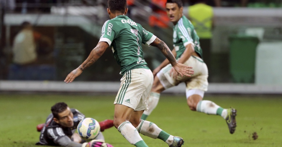Robinho toca para Dudu abrir o placar para o Palmeiras sobre o Santos