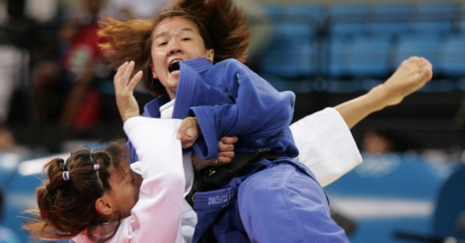 14.ago.2004 - Japonesa Ryoko Tamura Tani aplica um golpe na grega Maria Karagiannopoulou na final do judô na Olimpíada de Atenas