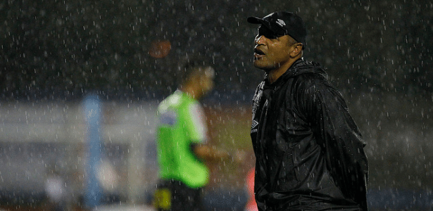 Roger Machado comanda time do Grêmio debaixo de chuva contra o Aimoré - Lucas Uebel/Grêmio
