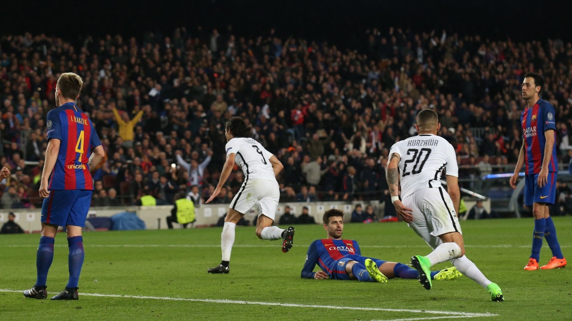 Time do PSG comemora gol contra o Barcelona, no Camp Nou - Reuters / Albert Gea