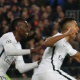 Time do PSG comemora gol contra o Barcelona, no Camp Nou - Reuters / Albert Gea