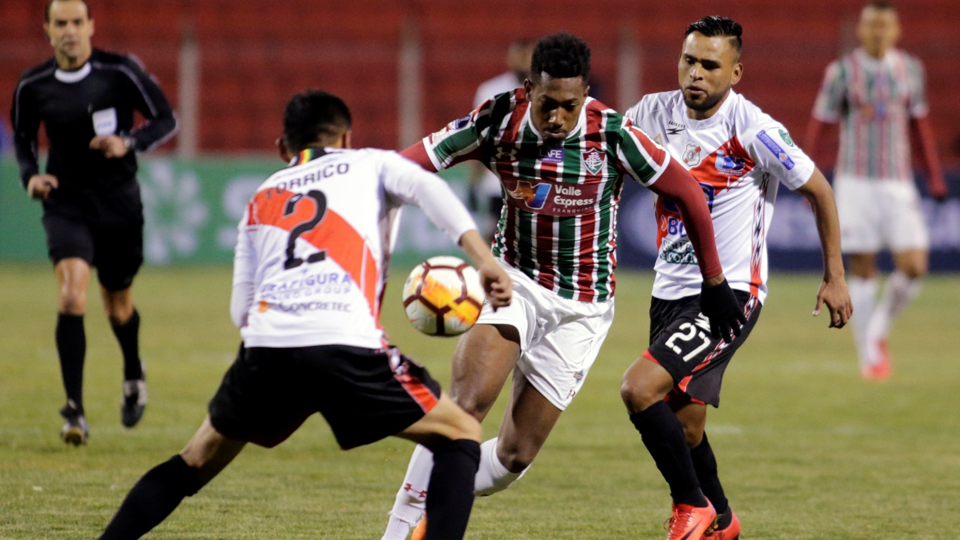Pablo Diego tenta fugir da marcação durante Nacional Potosí x Fluminense na Copa Sul-Americana