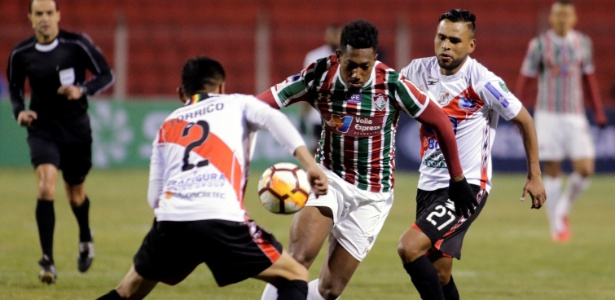 Pablo Dyego disputa bola entre dois jogadores bolivianos - DAVID MERCADO/