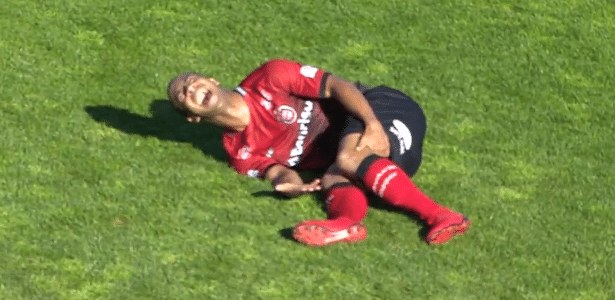 Pereira sofreu fratura na perna esquerda após dividida no início do jogo - Reprodução/Premiere FC