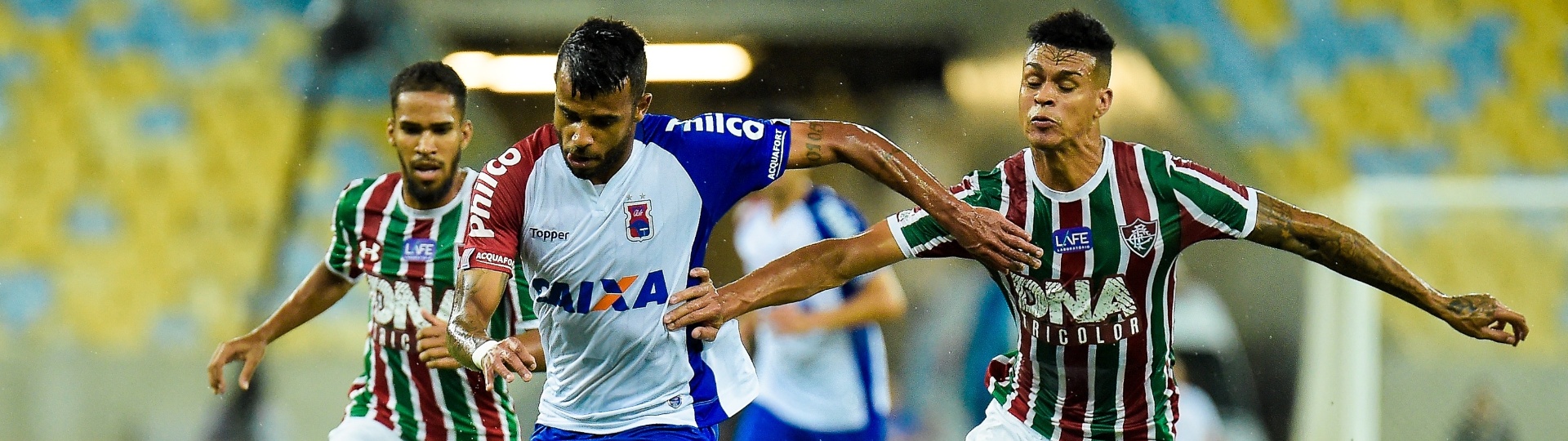 Alex Santana e Richard disputam bola durante partida entre Fluminense e Paraná Clube