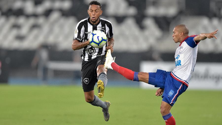 Titular contra o Bahia, Gilson disputa vaga com Jonathan na lateral esquerda - Thiago Ribeiro/AGIF