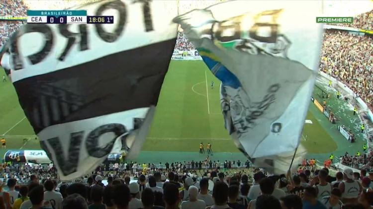 Bandeirões da torcida do Santos na partida contra o Ceará - Reprodução/Premiere - Reprodução/Premiere