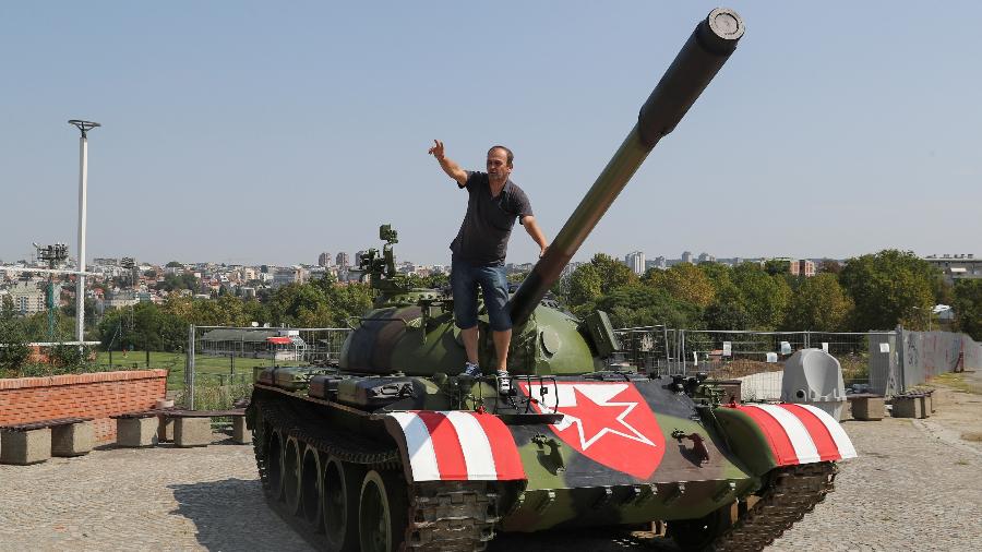 Torcedores do Estrela Vermelha estacionam tanque de guerra em frente ao estádio  - REUTERS/Marko Djurica 