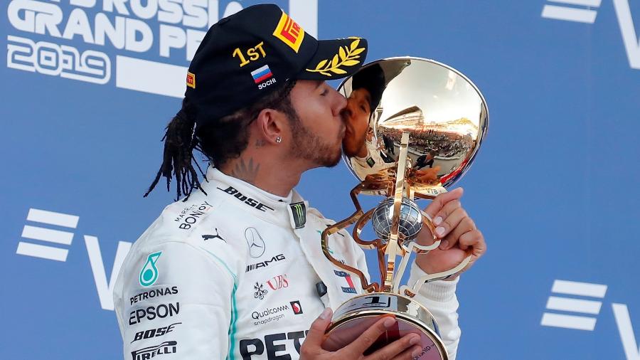 Lewis Hamilton com o troféu do GP da Rússia - Maxim Shemetov/Reuters