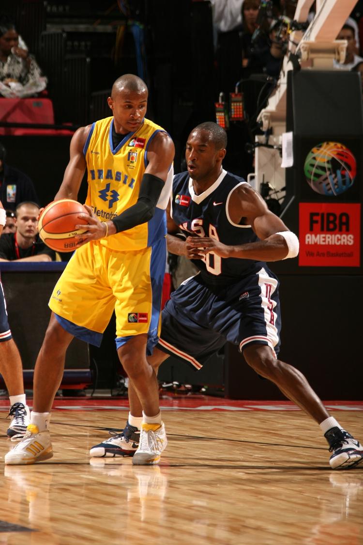 Kobe Bryant marca Leandrinho Barbosa em jogo entre Brasil e Estados Unidos em 2007, em Las Vegas