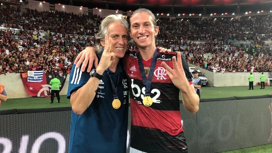 Jorge Jesus e Filipe Luís, depois do título do Flamengo na Recopa. Rotina de troféus - Alexandre Vidal/Flamengo