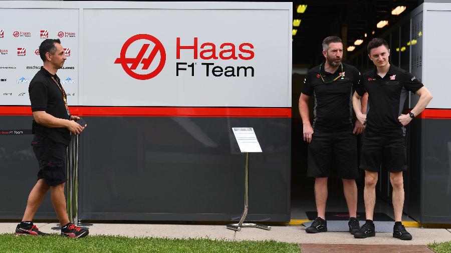 Membros da Haas no paddock; dois funcionários foram colocados em quarentena - William West/AFP