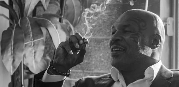 Mike Tyson é flagrado fumando tora de maconha em festival; veja