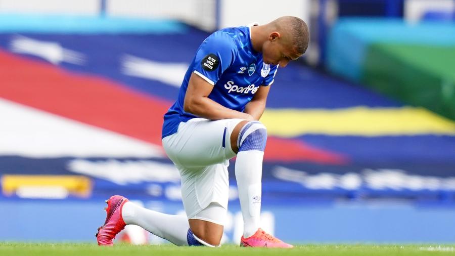 Richarlison ajoelha-se em apoio ao movimento Black Lives Matter antes da partida entre o Everton e Leicester - Jon Super/Pool via Getty Images