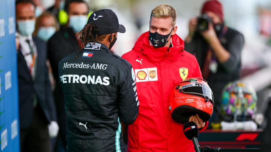 Mick Schumacher, filho de Michael Schumacher, entreda capacete a Hamilton - Peter Fox/Getty Images