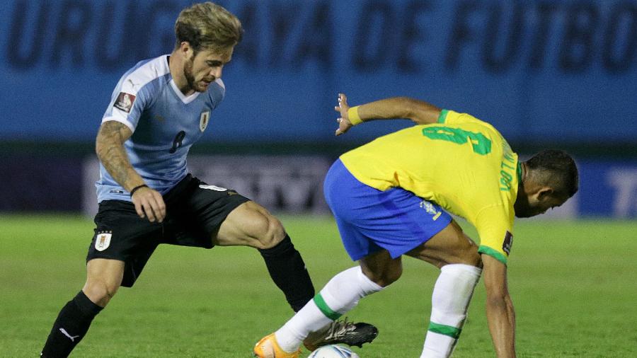 Nandez disputa a bola com Renan Lodi em jogo contra o Brasil, pelas Eliminatórias - Pool/Getty Images