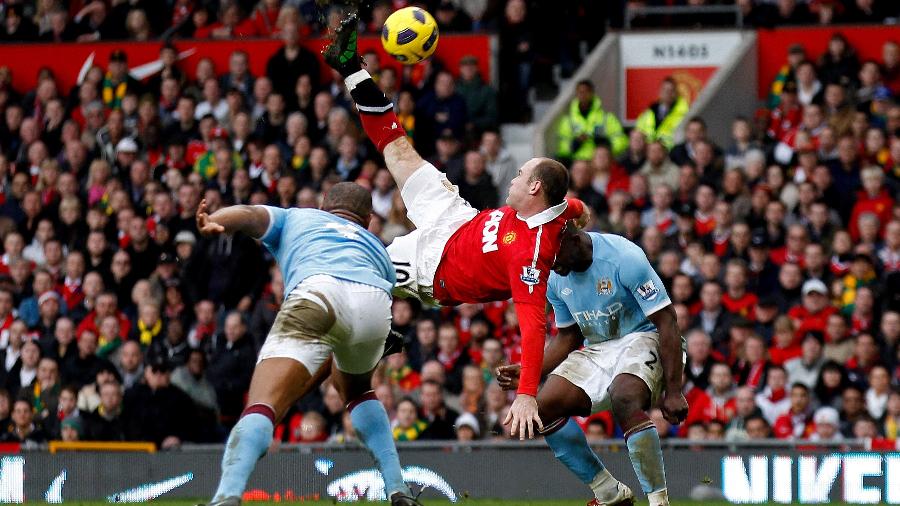 Rooney acerta bicicleta e marca para o Manchester United contra o Manchester City, em 2011 - Action Images / Jason Cairnduff