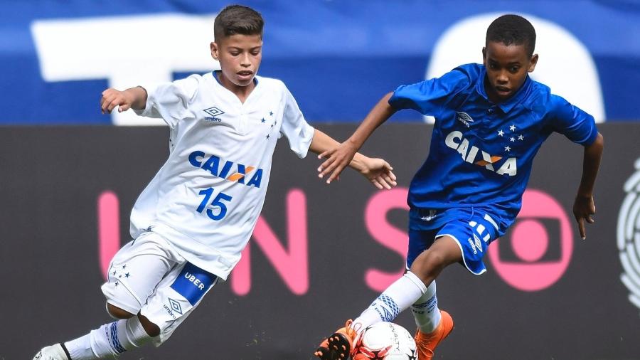 Estevão Willian (à direita) em jogo da base do Cruzeiro - Divulgação/ Estádio do Mineirão