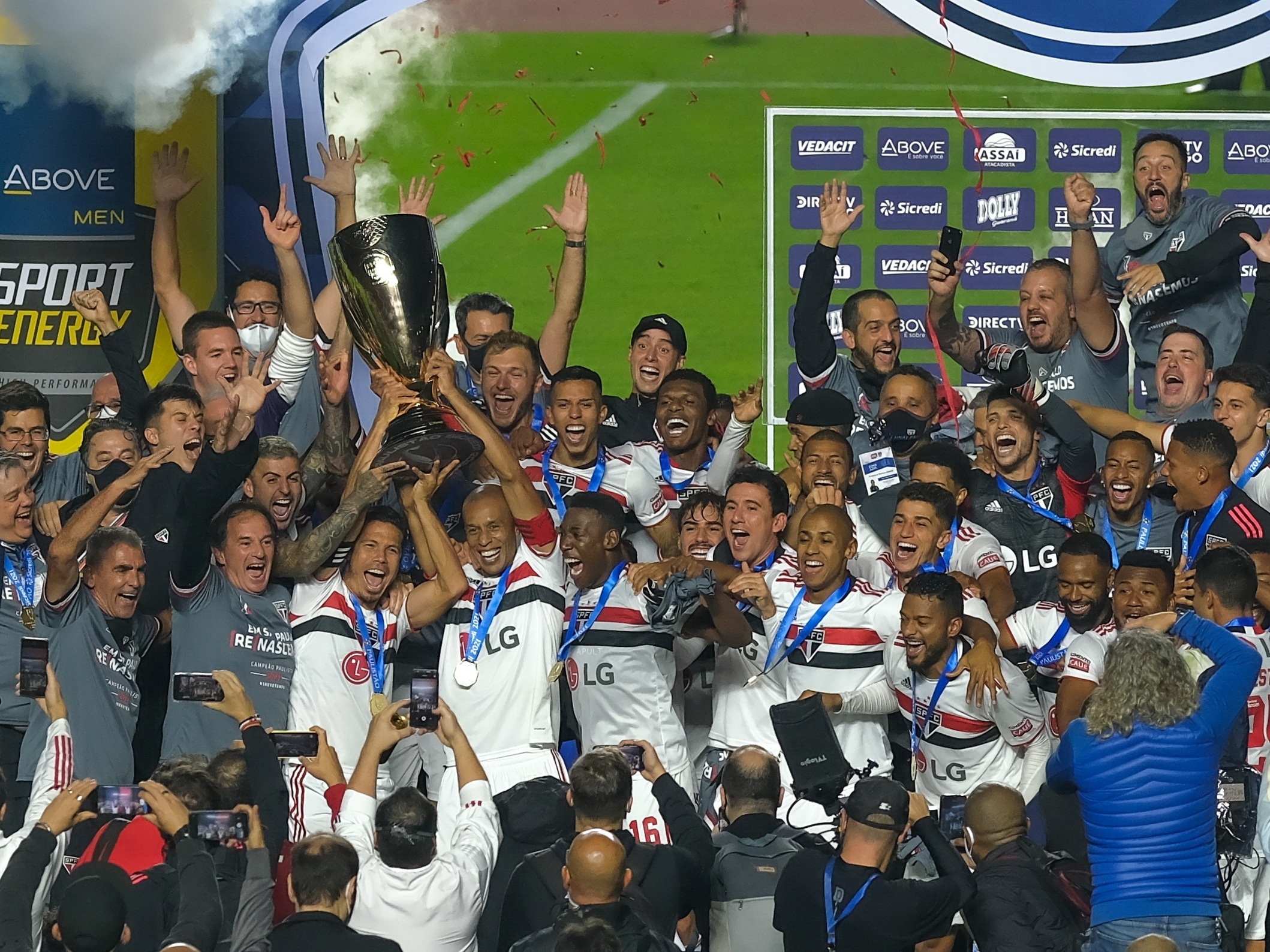 São Paulo volta a ser campeão paulista e encerra fila de 9 anos 