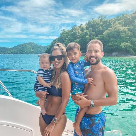 Everton Ribeiro acompanhado da esposa Marilia Nery e os filhos Antônio e Augusto - Instagram