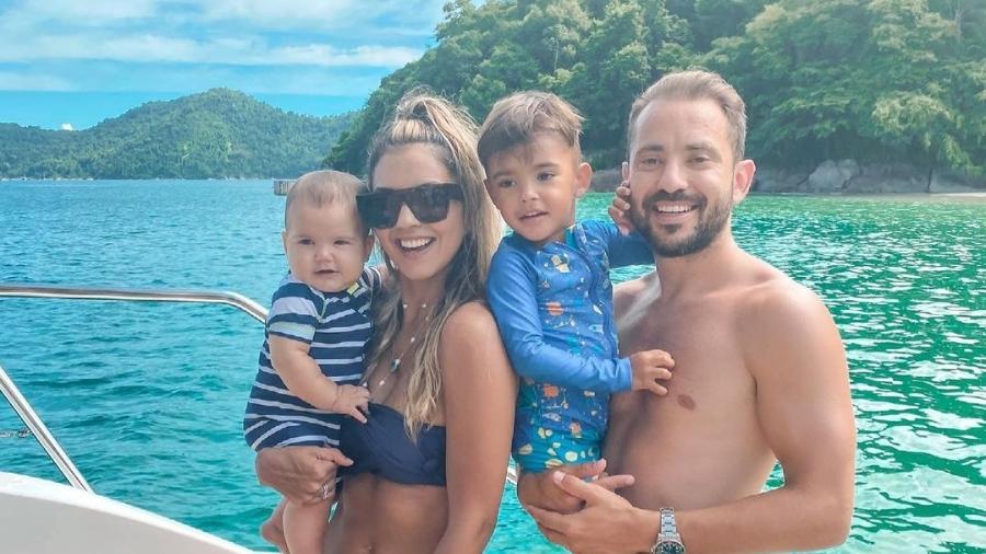 Everton Ribeiro acompanhado da esposa Marilia Nery e os filhos - Instagram