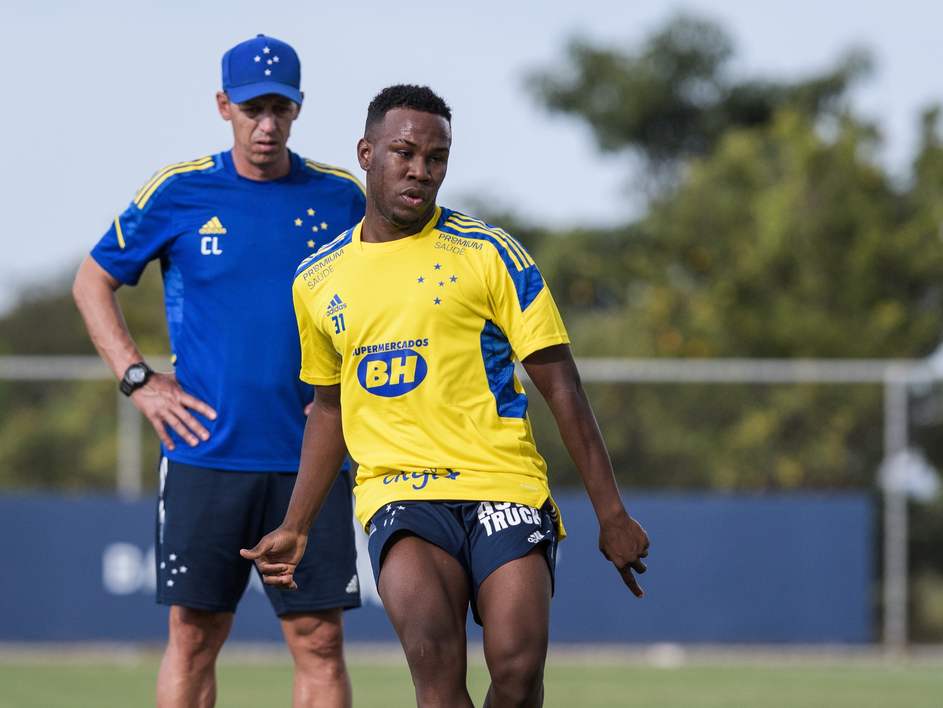 Quem é o jogador do Cruzeiro, revelado pelo Fla, que volta a jogar