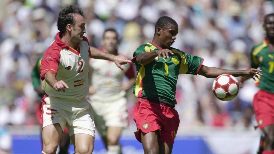 Samuel Eto"o, de Camarões, em duelo contra a Espanha pela medalha de ouro nas Olimpíadas de Sydney, em 2000 - Robert Cianflone/ALLSPORT