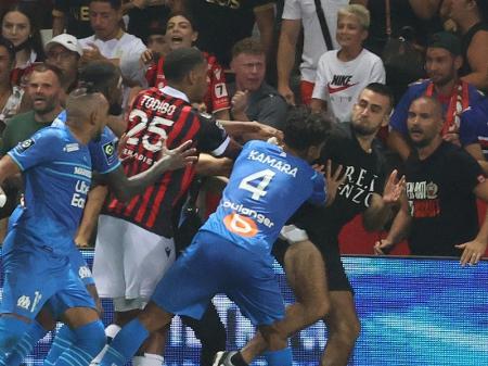 Torcedores do Nice atiram objetos no campo, invadem, brigam e param jogo  contra Olympique, futebol francês