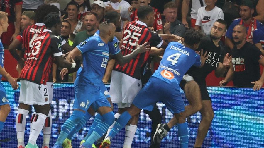 Jogadores de Nice e Olympique de Marselha foram surpreendidos com invasão de torcedores após confusão - Valery HACHE / AFP