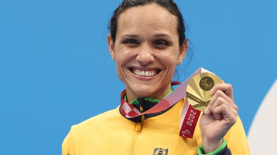 Carol Santiago com sua segunda medalha de ouro das Paralimpíadas de Tóquio - Miriam Jeske/ CPB