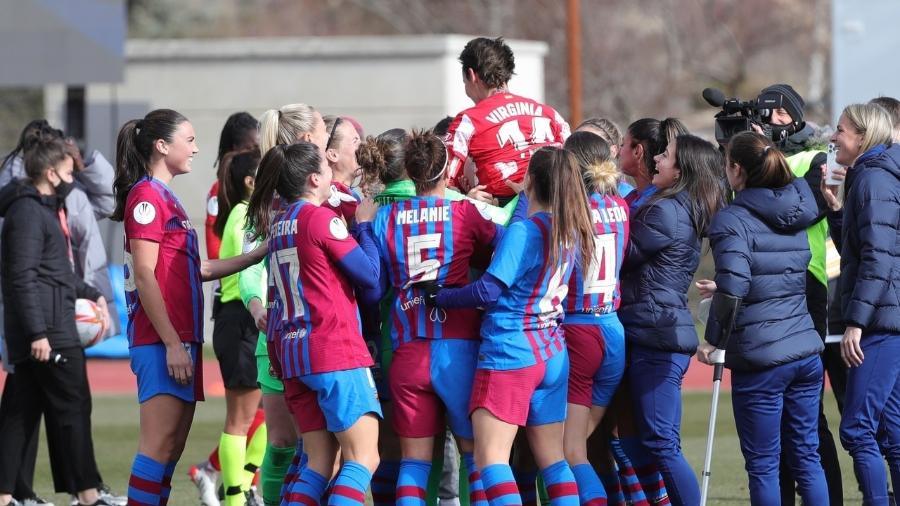 Virgínia Torrecilla, que recentemente se curou de um câncer na cabeça, é erguida e ovacionada pelas jogadoras do Barcelona - REprodução/Marca