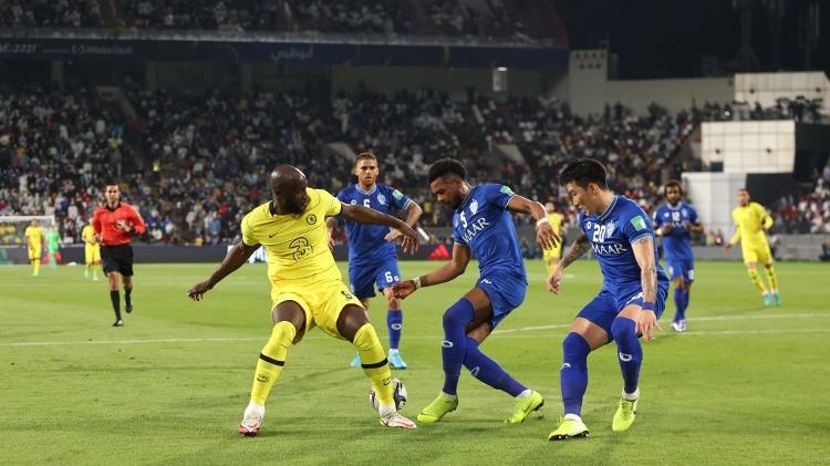 Romelu Lukaku, do Chelsea, disputa bola com Ali Al-Bulaihi, do Al Hilal, na semifinal do Mundial - Matthew Ashton/Getty Images - Matthew Ashton/Getty Images