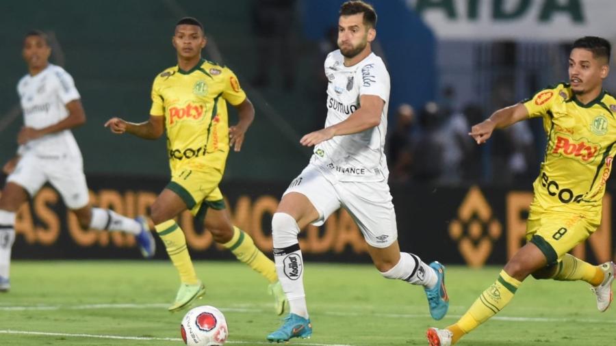 Léo Baptistão, do Santos, prepara jogada no duelo contra o Mirassol - Divulgação/Santos