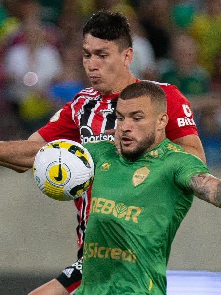 Ferraresi, do São Paulo, faz pênalti em André Luis, do Cuiabá, em jogo do Brasileirão - Gil Gomes/AGIF