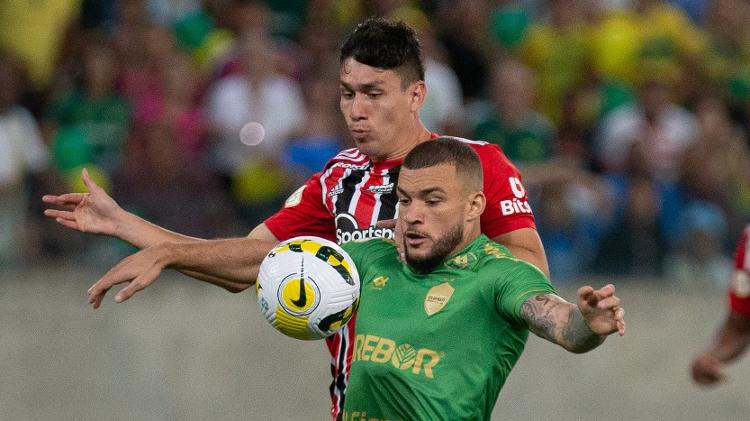 Ferraresi, do São Paulo, faz pênalti em André Luis, do Cuiabá, em jogo do Brasileirão - Gil Gomes/AGIF - Gil Gomes/AGIF