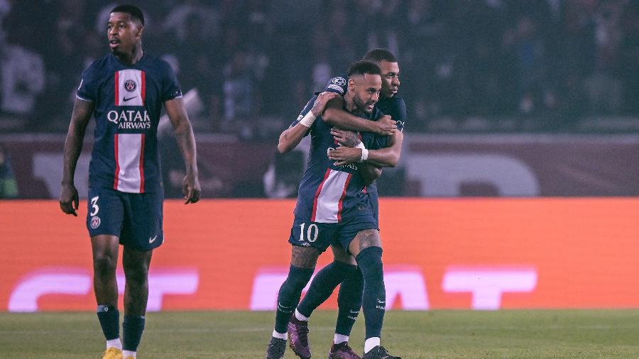 Mbappé abraça Neymar na comemoração de gol pelo PSG no duelo contra a Juventus pela Liga dos Campeões. 06/09/2022 - ANNE-CHRISTINE POUJOULAT/AFP