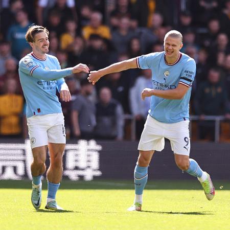 Jack Grealish e Erling Haaland, do Manchester City, em jogo contra o Wolverhampton pelo Campeonato Inglês - Robbie Jay Barratt - AMA/Getty Images