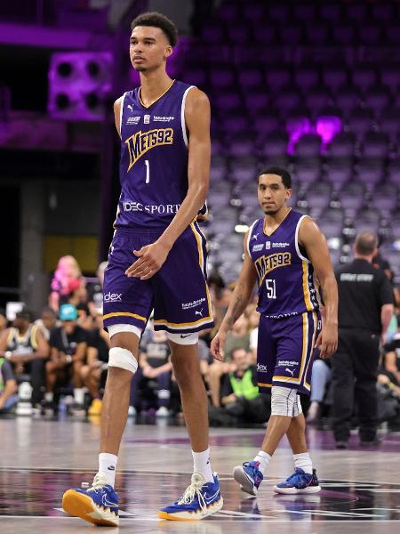 Diferença de altura entre jogador de basquete e esposa chama atenção e faz  sucesso na internet