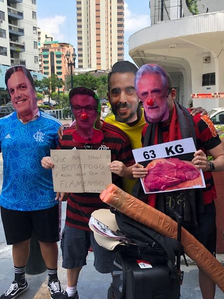 Torcedores do Flamengo usam máscaras de Mauro Cezar, Neto, Everton Ribeiro Sormani e Casagrande  - Bruno Braz / UOL Esporte