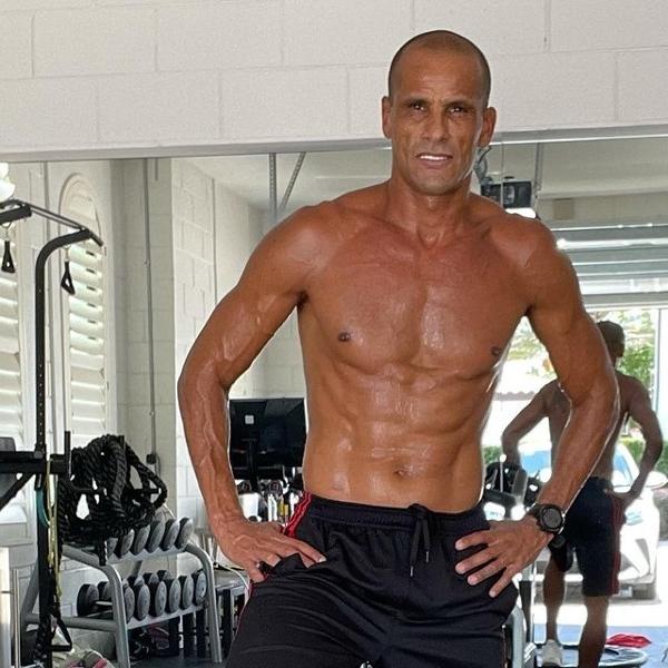 Rivaldo posa sem camisa e exibe boa forma aos 50 anos